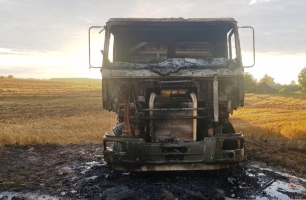 В Барановичском районе при перевозке зерна загорелся МАЗ В Барановичском районе при перевозке зерна загорелся МАЗ