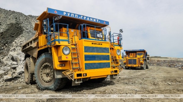 Более 15 млн. тонн гранитного щебня в год добывается РУПП «Гранит» в карьере Микашевичей. Фоторепортаж Более 15 млн. тонн гранитного щебня в год добывается РУПП «Гранит» в карьере Микашевичей. Фоторепортаж