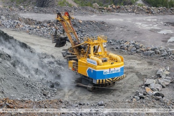 Более 15 млн. тонн гранитного щебня в год добывается РУПП «Гранит» в карьере Микашевичей. Фоторепортаж Более 15 млн. тонн гранитного щебня в год добывается РУПП «Гранит» в карьере Микашевичей. Фоторепортаж