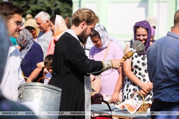 Православные отмечают Яблочный Спас. Фотофакт из Бреста Православные отмечают Яблочный Спас. Фотофакт из Бреста