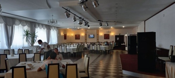 Нагрянули на обед в ресторан гостиницы «Интурист» и посмотрели, чем кормят участников II Игр стран СНГ