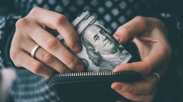 Белорус подобрал в банке бесхозные $200. Теперь его обвиняют в краже