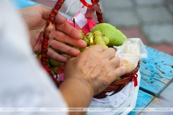 Православные отмечают Яблочный Спас. Фотофакт из Бреста Православные отмечают Яблочный Спас. Фотофакт из Бреста