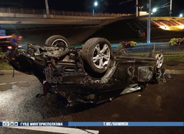 Audi в центре Минска перевернулся несколько раз и лег на крышу