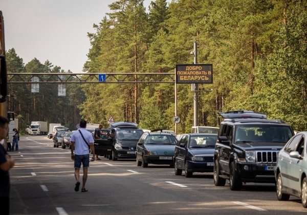 «Наши пожилые водители почти все в разводе». Пообщались с дальнобойщиками на белорусско-литовской границе «Наши пожилые водители почти все в разводе». Пообщались с дальнобойщиками на белорусско-литовской границе