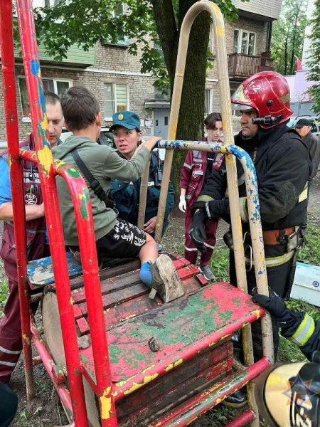 Ногу мальчика зажало в барабане на детской площадке