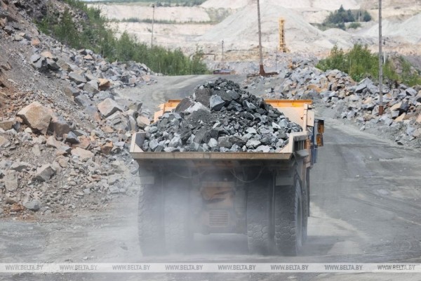 Более 15 млн. тонн гранитного щебня в год добывается РУПП «Гранит» в карьере Микашевичей. Фоторепортаж Более 15 млн. тонн гранитного щебня в год добывается РУПП «Гранит» в карьере Микашевичей. Фоторепортаж