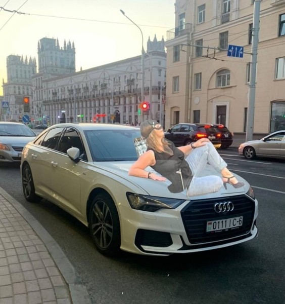 «Женщина-кошка» из Минска стала мемом. В автомобильных пабликах «пожар»