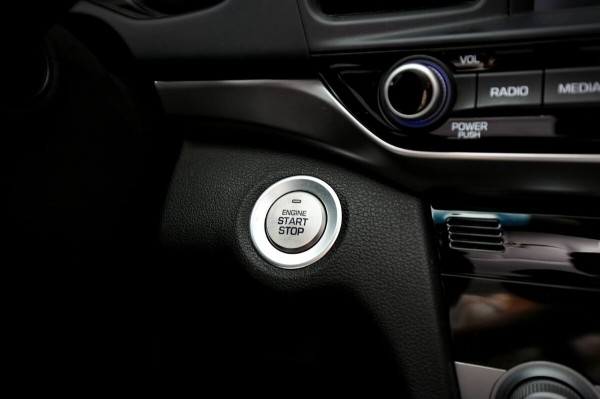 Как это — без бензина? Белорус пригнал из Кореи полностью газовый Hyundai Avante