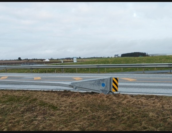 «Это не отбойник, это шампур»: что говорят белорусы о страшной аварии на трассе М6. Другие случаи и как решить проблему?