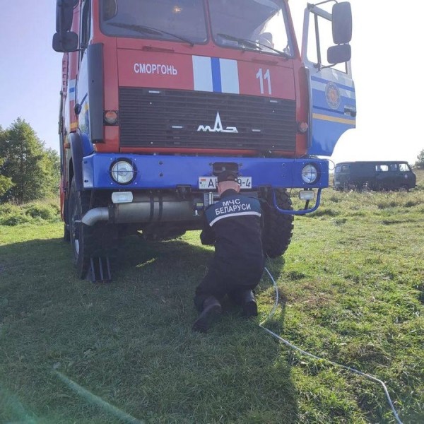 Забыл поставить на ручник. Автомобиль рыбака ушел под воду Забыл поставить на ручник. Автомобиль рыбака ушел под воду