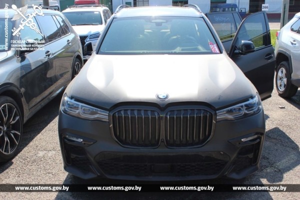 Семь недешевых авто пытались ввезти в Беларусь, занизив стоимость почти в два раза