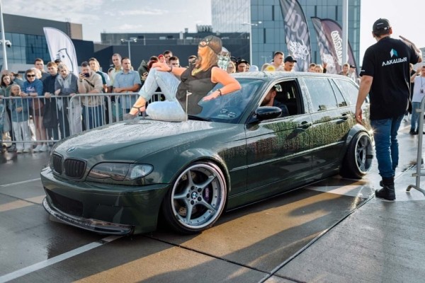 «Женщина-кошка» из Минска стала мемом. В автомобильных пабликах «пожар»