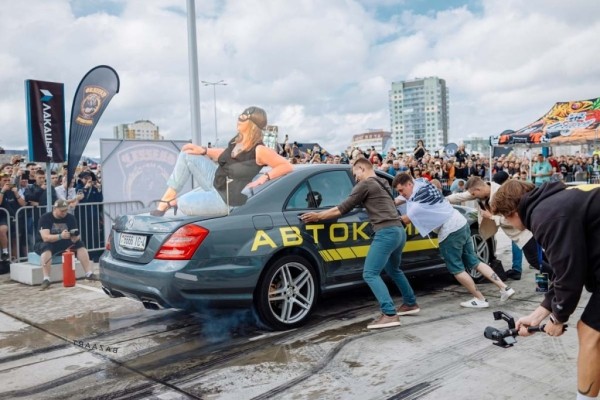 «Женщина-кошка» из Минска стала мемом. В автомобильных пабликах «пожар»