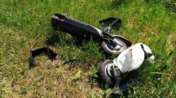 Белорус на электросамокате врезался в дерево