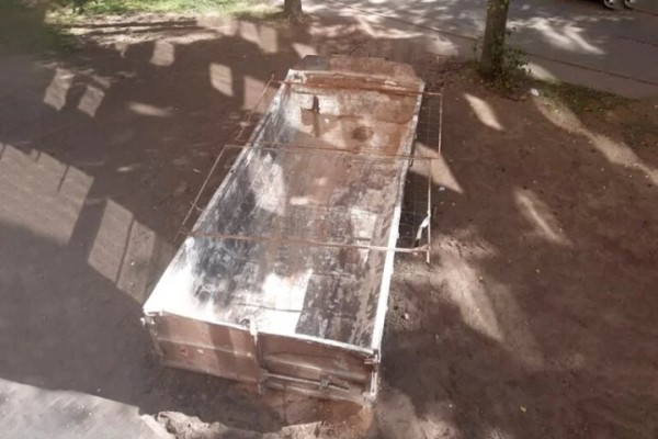 «Из окна летели кастрюли и одежда». Минчане устроили «мусоропад» не в тот контейнер, теперь им грозит штраф до 20 базовых