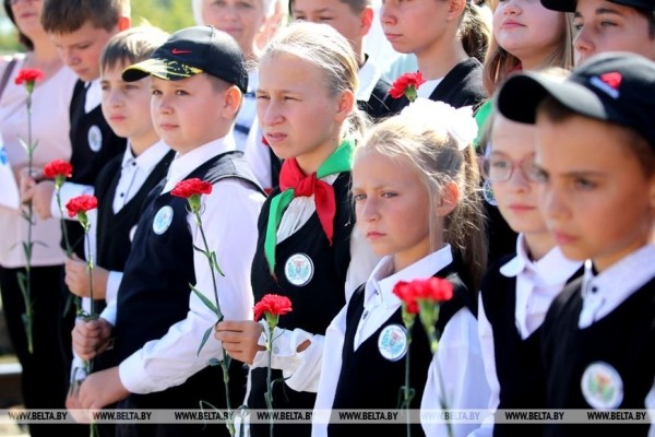 Жизнь достойна блокбастера. Под Пинском установили мемориальную доску борцу за воссоединение Беларуси Жизнь достойна блокбастера. Под Пинском установили мемориальную доску борцу за воссоединение Беларуси