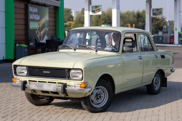 На машине 40 лет, а пробег — 19 тысяч км! Белорус показал 40-летний «Москвич-2140» в идеальном состоянии