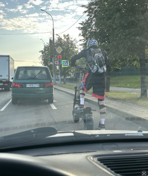 На электросамокате по левой полосе — нормально? Странного гонщика заметили на улицах