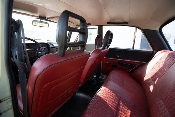 На машине 40 лет, а пробег — 19 тысяч км! Белорус показал 40-летний «Москвич-2140» в идеальном состоянии