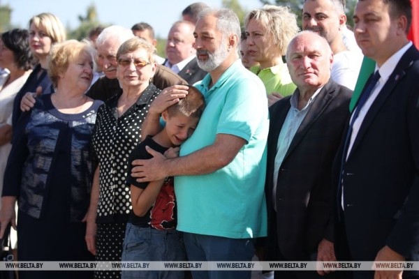 Жизнь достойна блокбастера. Под Пинском установили мемориальную доску борцу за воссоединение Беларуси Жизнь достойна блокбастера. Под Пинском установили мемориальную доску борцу за воссоединение Беларуси