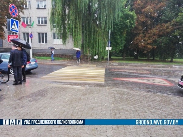 Подросток на велосипеде не смог остановиться перед переходом и въехал в автомобиль. Есть видео Подросток на велосипеде не смог остановиться перед переходом и въехал в автомобиль. Есть видео