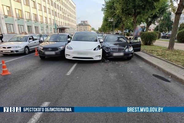 Как в Бресте Tesla попала в ДТП? Стали известны подробности Как в Бресте Tesla попала в ДТП? Стали известны подробности
