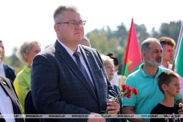Жизнь достойна блокбастера. Под Пинском установили мемориальную доску борцу за воссоединение Беларуси Жизнь достойна блокбастера. Под Пинском установили мемориальную доску борцу за воссоединение Беларуси
