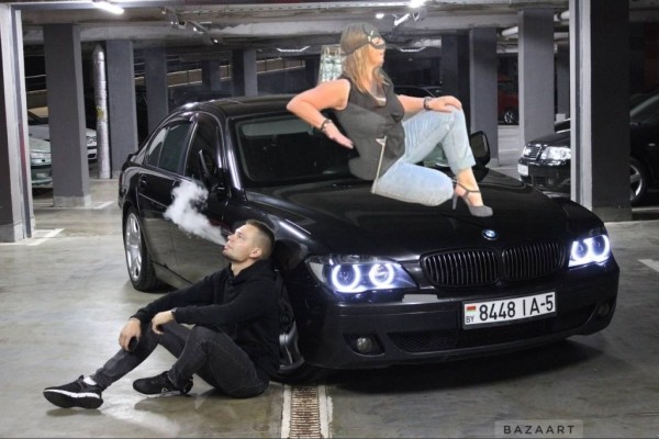 «Женщина-кошка» из Минска стала мемом. В автомобильных пабликах «пожар»