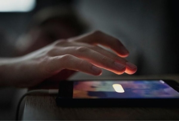 «Ушла в минус»: может ли оператор связи подключить платную услугу без запроса абонента