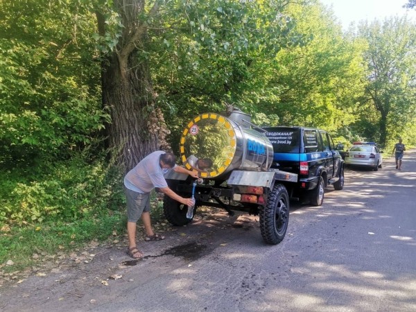 В Бресте ожидающим выезда за границу подвезли питьевую воду В Бресте ожидающим выезда за границу подвезли питьевую воду
