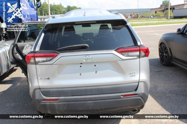 Семь недешевых авто пытались ввезти в Беларусь, занизив стоимость почти в два раза