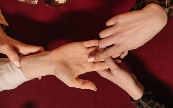 В Барановичах девушка снимала порчу и лишилась ювелирных украшений В Барановичах девушка снимала порчу и лишилась ювелирных украшений