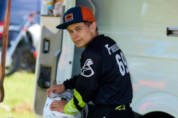 Парень из Кобрина стал чемпионом Беларуси по мотокроссу в классе 85 см куб. по итогам пяти этапов соревнований Парень из Кобрина стал чемпионом Беларуси по мотокроссу в классе 85 см куб. по итогам пяти этапов соревнований