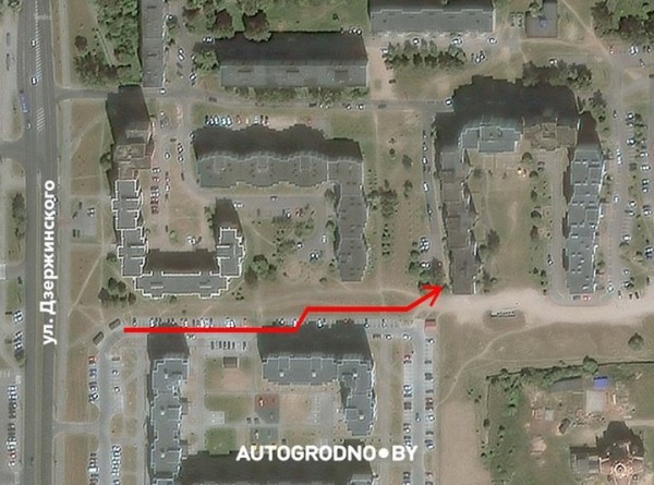 Водитель срезал путь через зеленую зону другого двора. Его привлекли к ответственности