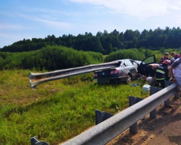 «Это не отбойник, это шампур»: что говорят белорусы о страшной аварии на трассе М6. Другие случаи и как решить проблему?