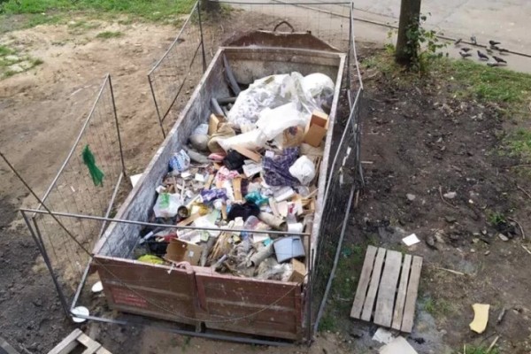 «Из окна летели кастрюли и одежда». Минчане устроили «мусоропад» не в тот контейнер, теперь им грозит штраф до 20 базовых