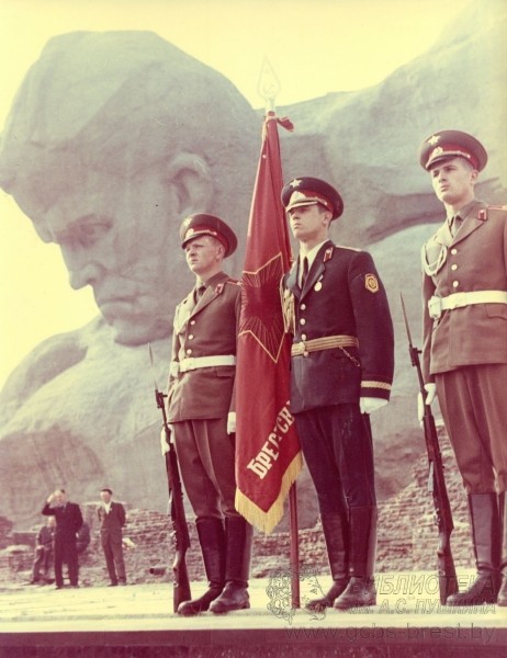 25 сентября 1971 был торжественно открыт мемориальный комплекс «Брестская крепость-герой» 25 сентября 1971 был торжественно открыт мемориальный комплекс «Брестская крепость-герой»