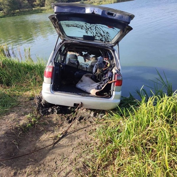 Забыл поставить на ручник. Автомобиль рыбака ушел под воду Забыл поставить на ручник. Автомобиль рыбака ушел под воду