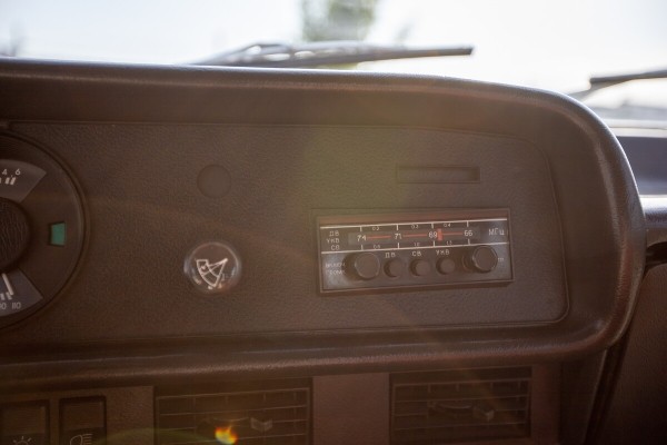 На машине 40 лет, а пробег — 19 тысяч км! Белорус показал 40-летний «Москвич-2140» в идеальном состоянии