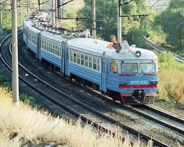 «Женщина-кошка» из Минска стала мемом. В автомобильных пабликах «пожар»
