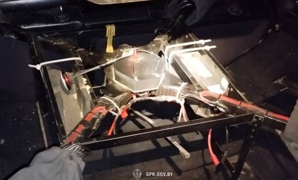 Водитель разбил Audi, удирая от пограничников Водитель разбил Audi, удирая от пограничников