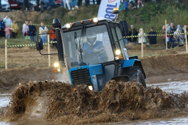 Такого вы еще не видели! Под Минском прошли гонки на тракторах