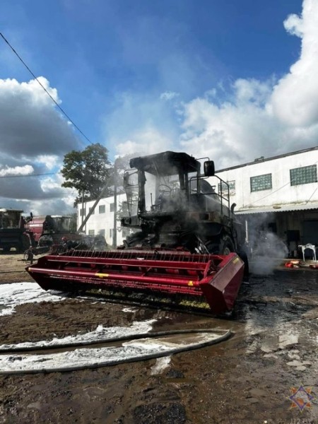 Кормоуборочный комбайн горел в Кобринском районе. Опубликовано видео Кормоуборочный комбайн горел в Кобринском районе. Опубликовано видео