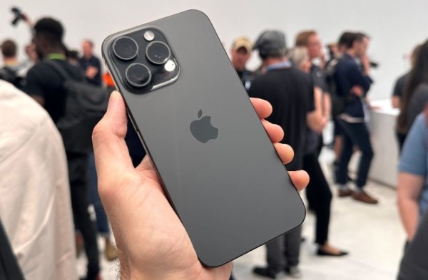 У iPhone 15 — очередная проблема, теперь с корпусом. Apple предложила оригинальный выход У iPhone 15 — очередная проблема, теперь с корпусом. Apple предложила оригинальный выход