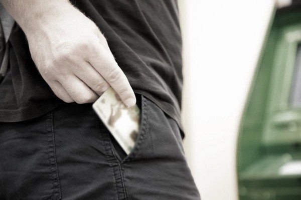 В Беларуси несовершеннолетнему для оформления платежной карты будет нужно согласие одного родителя В Беларуси несовершеннолетнему для оформления платежной карты будет нужно согласие одного родителя