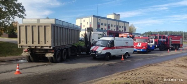 Едешь по городу и вдруг в лоб вылетает грузовик. Кошмарное ДТП попало на видео