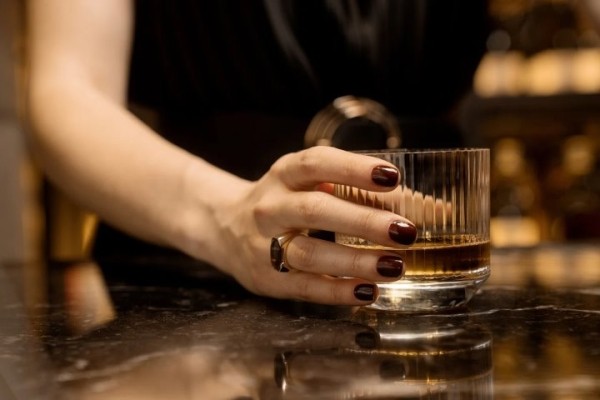 Пришла в бикини в бар, расплатился одеждой… Бармены поделились необычными историями Пришла в бикини в бар, расплатился одеждой… Бармены поделились необычными историями
