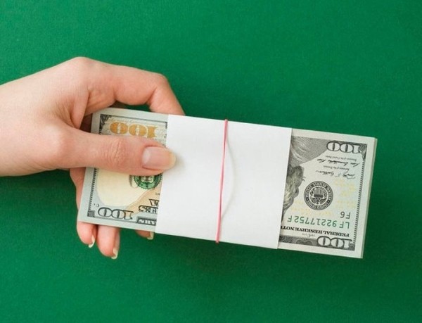 Иностранка получила штраф и лишилась $100 тыс. из-за недекларирования валюты на границе в Бресте