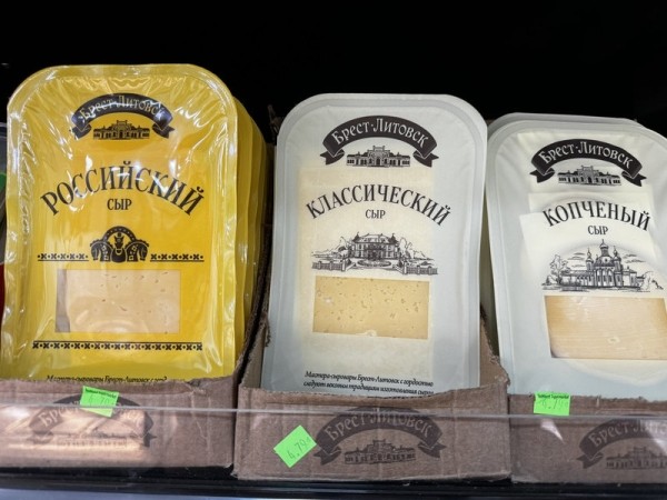 Блогер из США показал магазинные полки, уставленные белорусскими продуктами. Почем они продаются там и у нас?